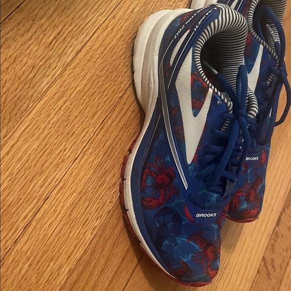 Brooks Sneakers - Blue and Red Lobster Design for Boston 2017 Marathon - Picture 4 of 9